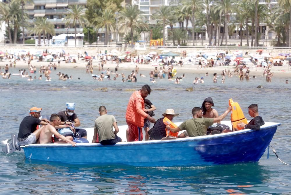 La Guardia Civil la ha localizado a cinco millas de Sierra Helada y en estos momentos están llegando al puerto de la localidad