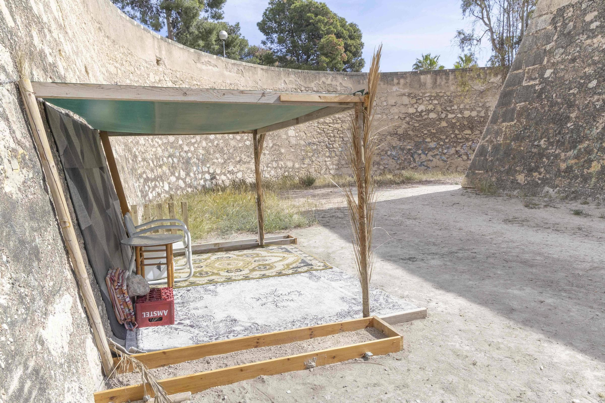 El foso del castillo San Fernando, un refugio improvisado