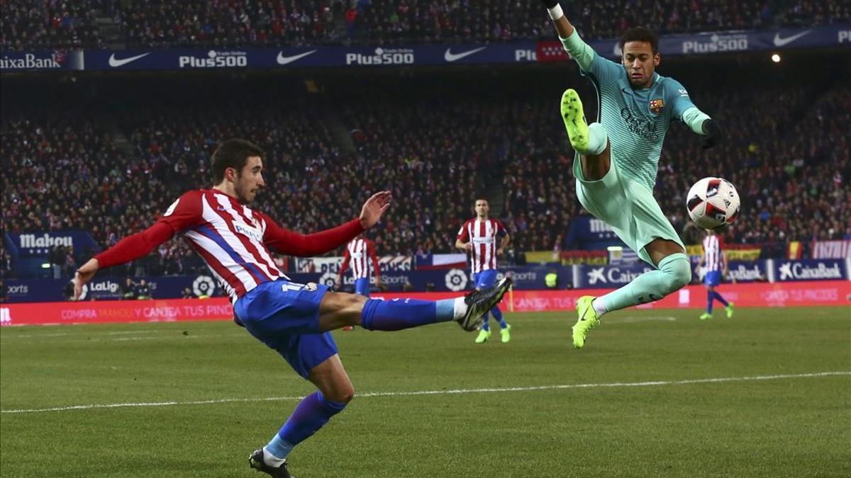 Vrsaljko y Neymar disputan un balón en el encuentro de semfinales de Copa entre Atlético y Barcelona