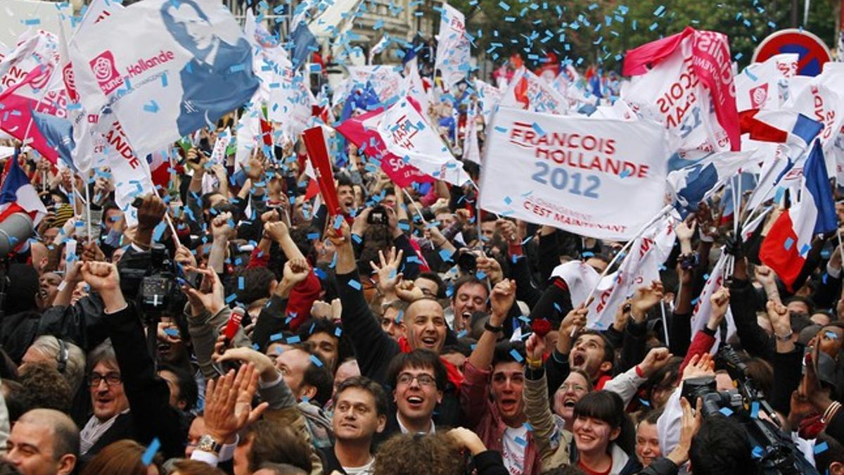 Seguidores socialistas celebran la victoria de Hollande.