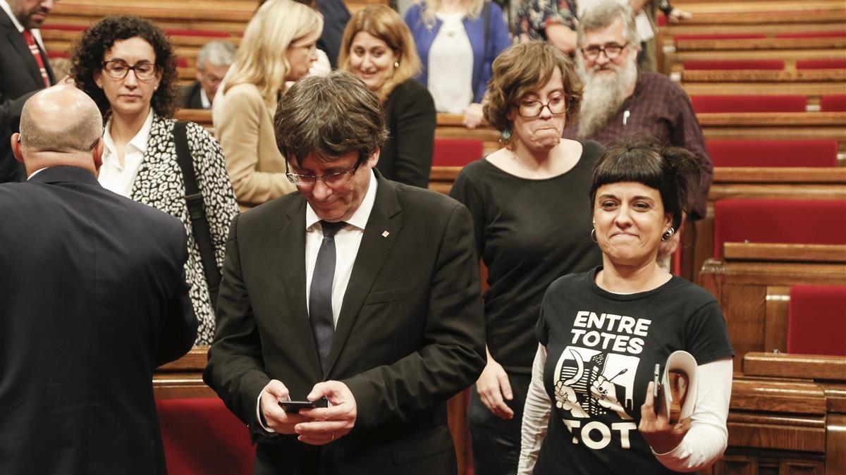 Carles Puigdemont, president de la Generalitat, junto a Anna Gabriel de la CUP tras el pleno del Parlament.