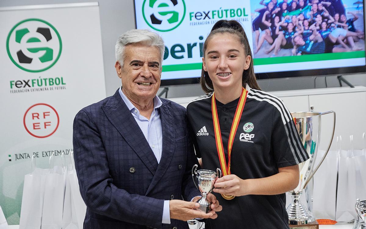 Pedro Rocha entrega una réplica del trofeo a una de las jugadoras.