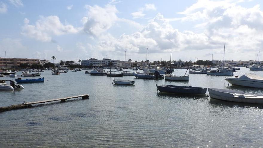 Vista de barcas fondeadas en s&#039;Estany des Peix