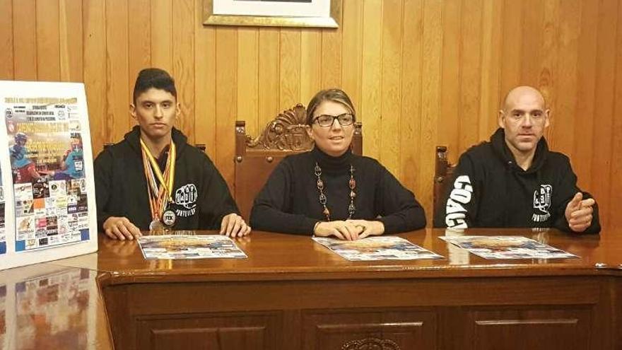 Nicolás Medranda (izqda.) junto a Luisa Piñeiro y su entrenador. // FdV