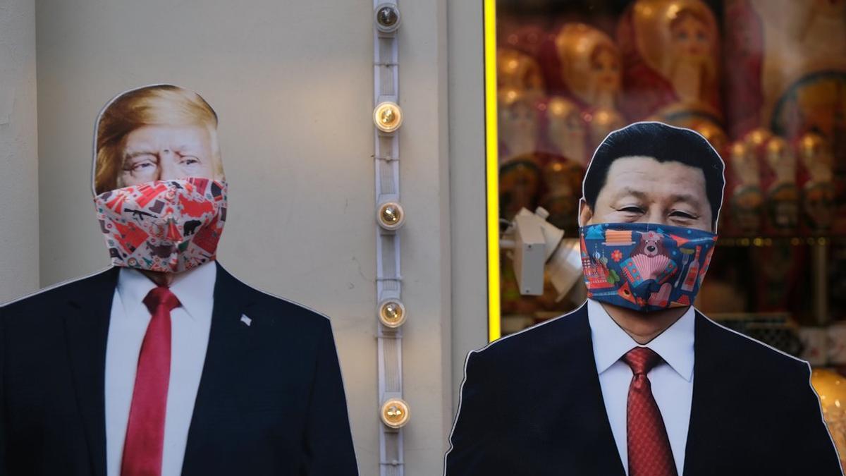 Dos figuras de Trump y Xi Jinping con mascarillas en una tienda de regalos de Moscú.