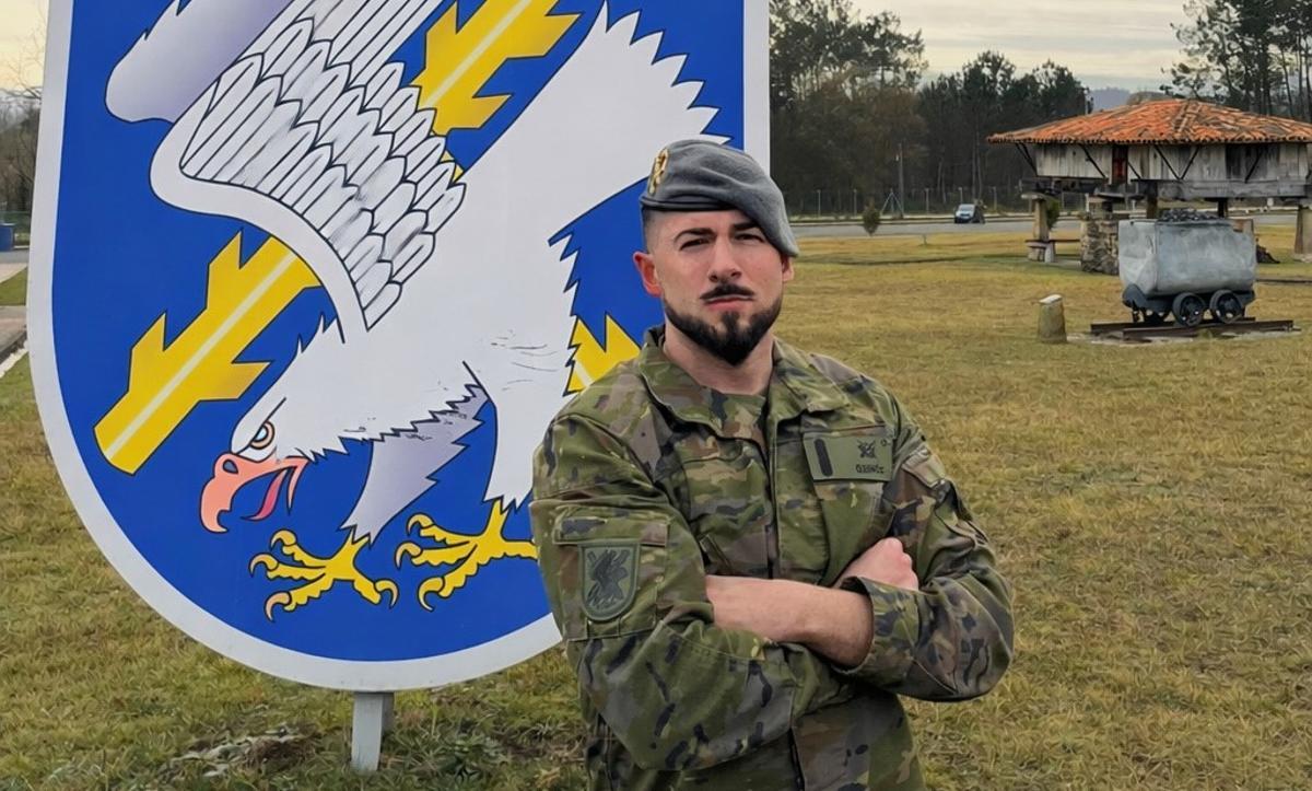 El soldado Quirós, ante el emblema del Regimiento "PrÍncipe", en "Cabo Noval".