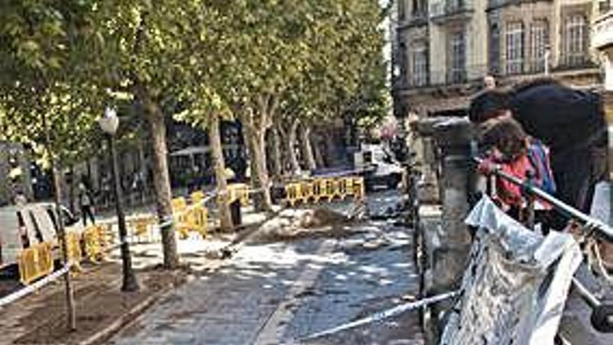 Una fuita d&#039;aigua converteix un dels laterals del passeig Pere III en una riera