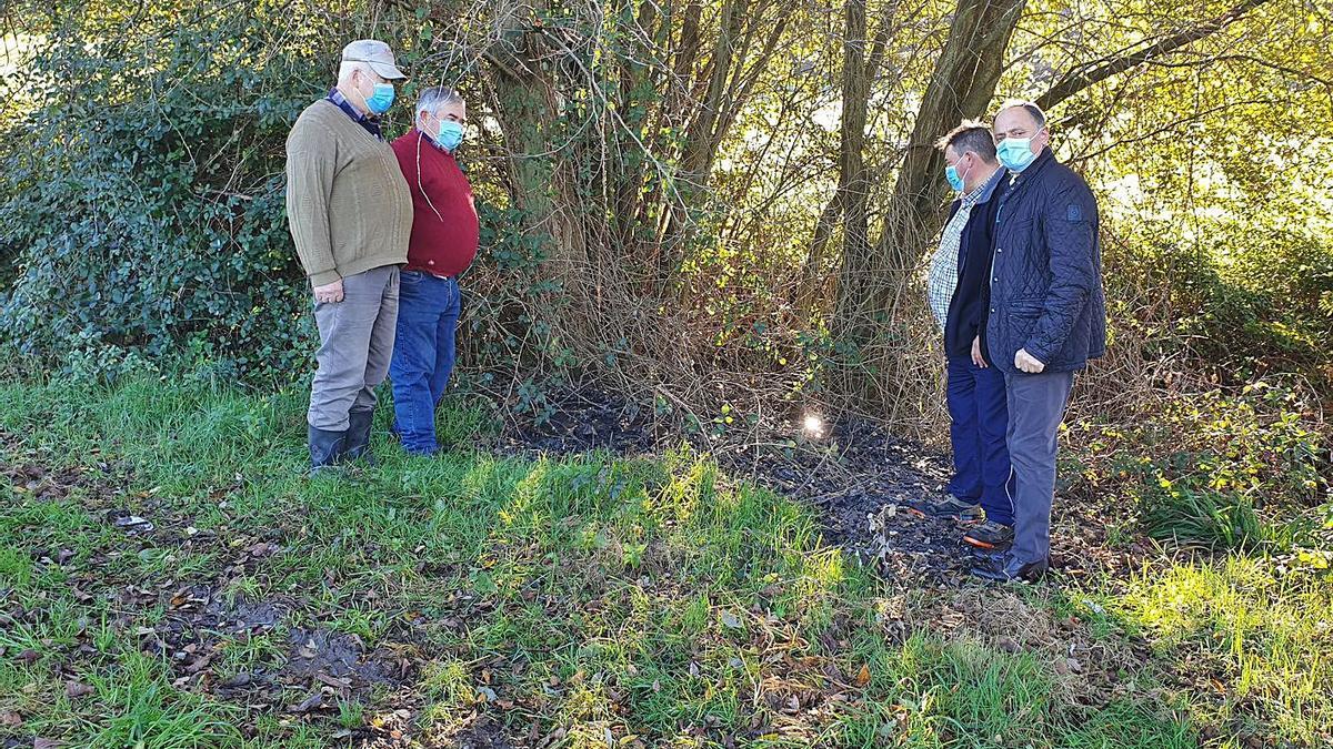 Jesús Otero visitó con tres vecinos la zona del vertido, que aparece en el recuadro.