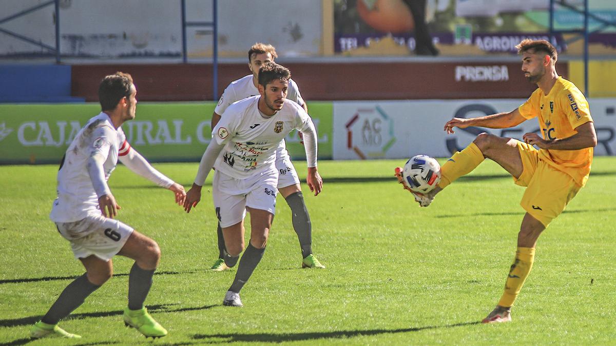 Un momento del Orihuela-Peña Deportiva de la primera vuelta el 29 de noviembre, última victoria de los escorpiones.