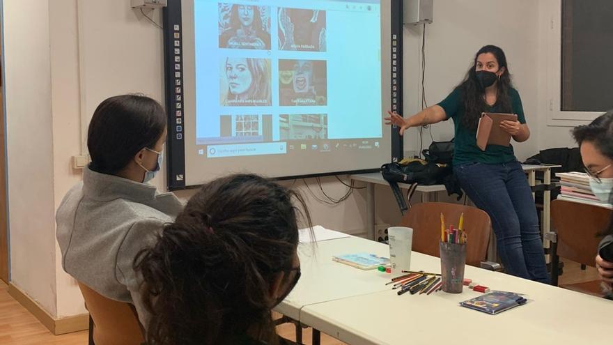 Un taller de l&#039;Oficina Jove prepara un mural feminista amb motiu del 8M