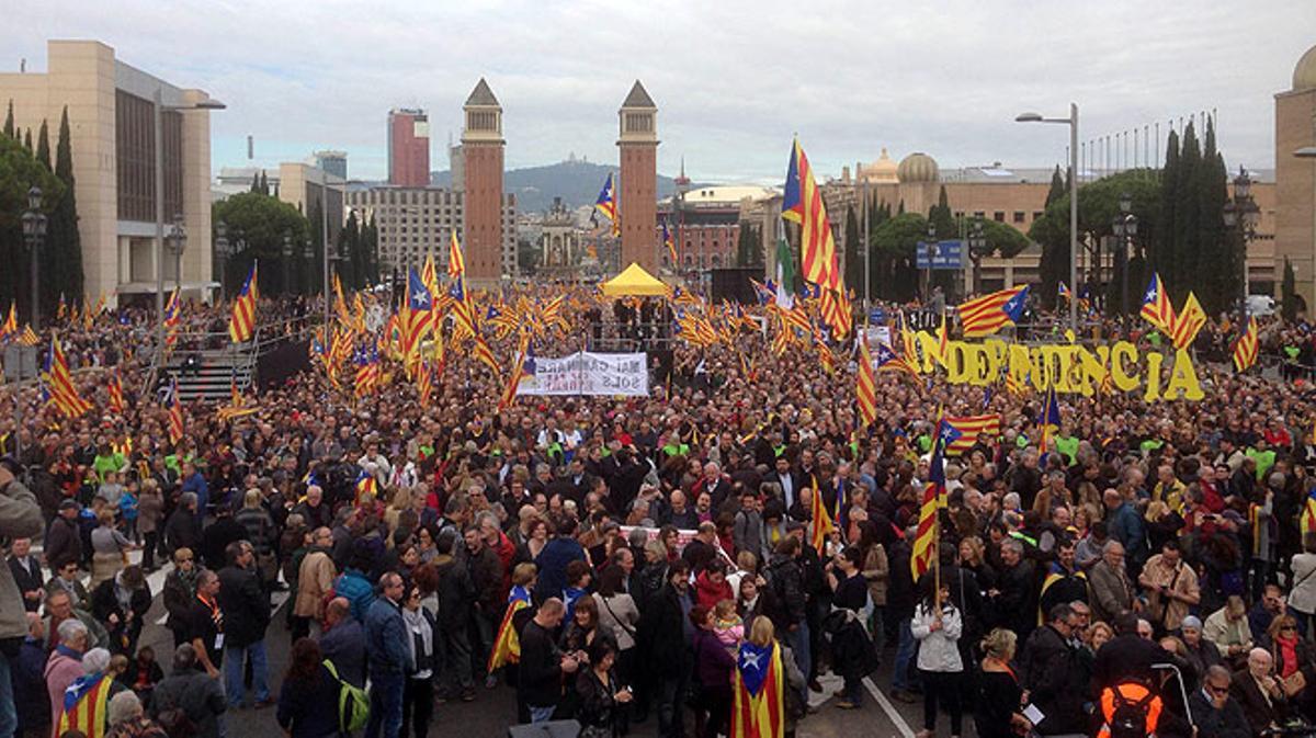 Concentració independentista en defensa dels polítics encausats, a l’avinguda de Maria Cristina de Barcelona.