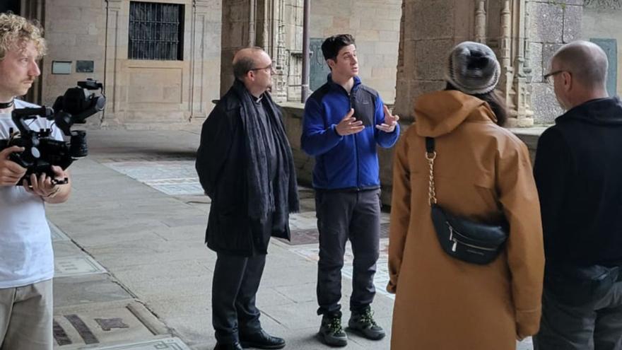El actor David Henrie, en el centro, junto al deán de la Catedral, Manuel Jesús Formoso. |  Cedida