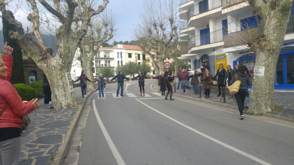 Cadaqués ajorna la tala dels plataners