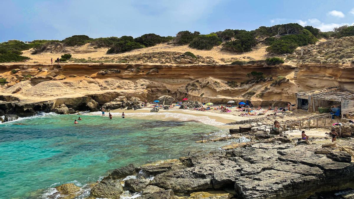 La playa de Caló d'Es Mort en Formentera te está esperando para que la disfrutes este verano