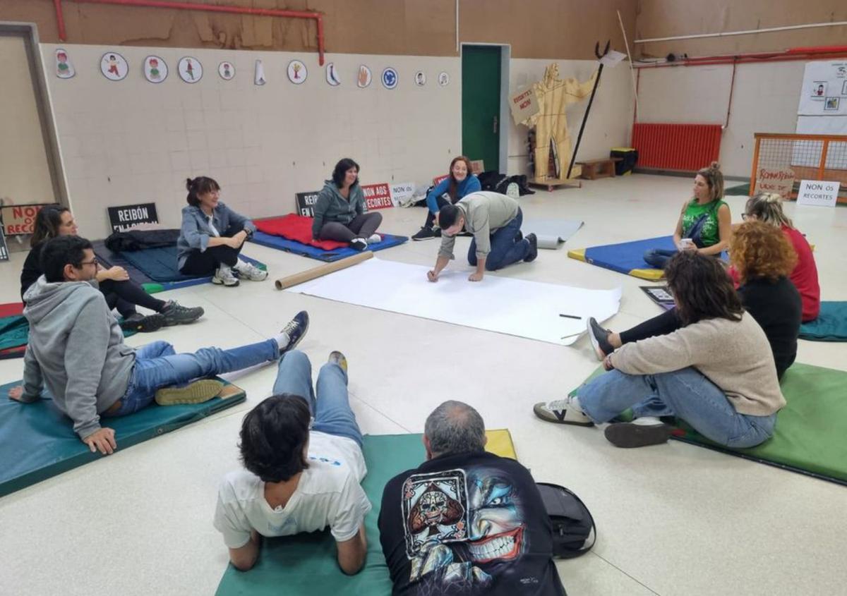 Realización de pancartas en el CEIP Reibón. |  FdV