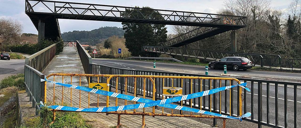 Los accesos a la pasarela elevada están vallados y con precintos de la Xunta de Galicia. |   // G.NÚÑEZ