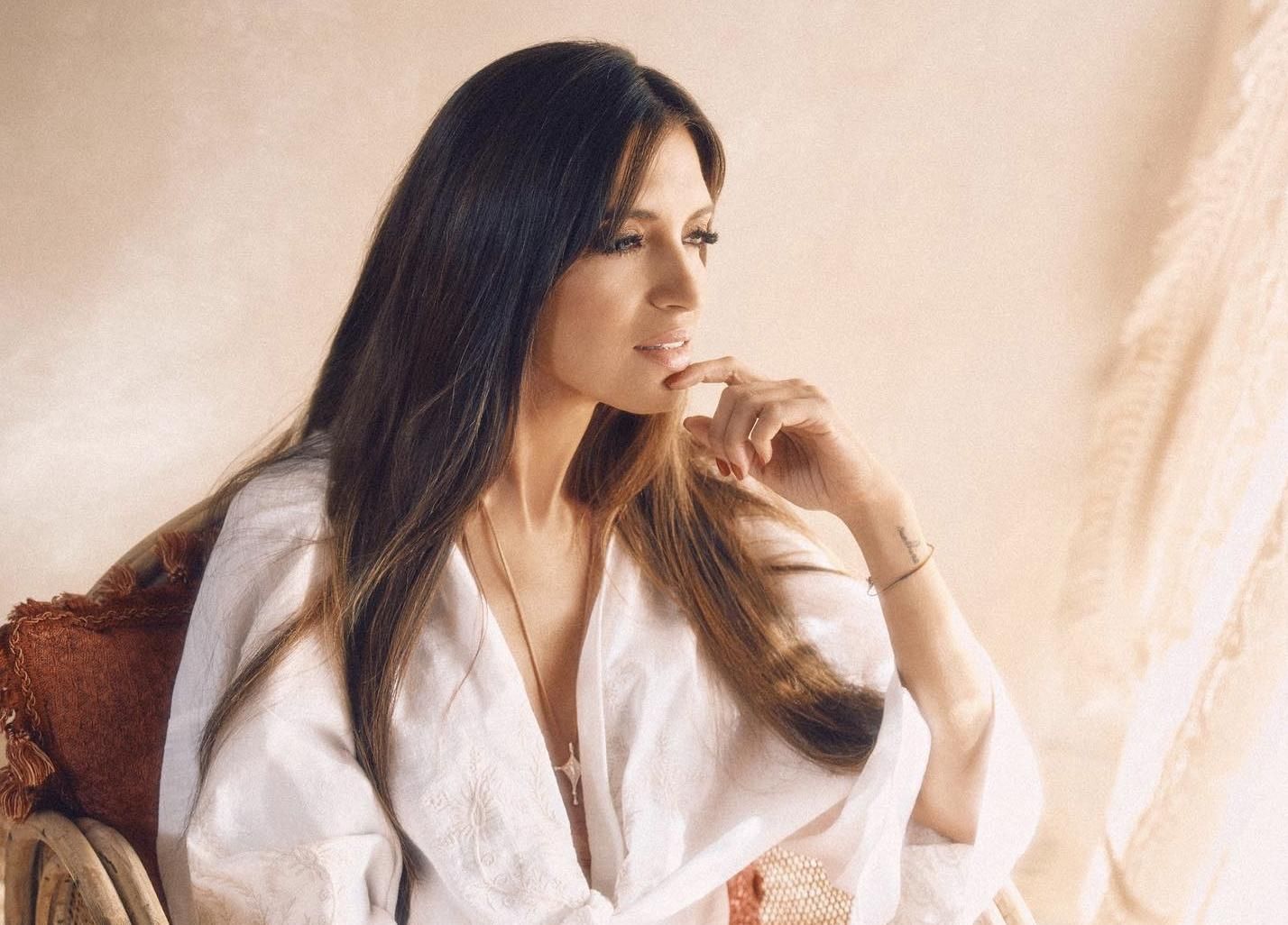 Sara Carbonero con camisa blanca en Instagram