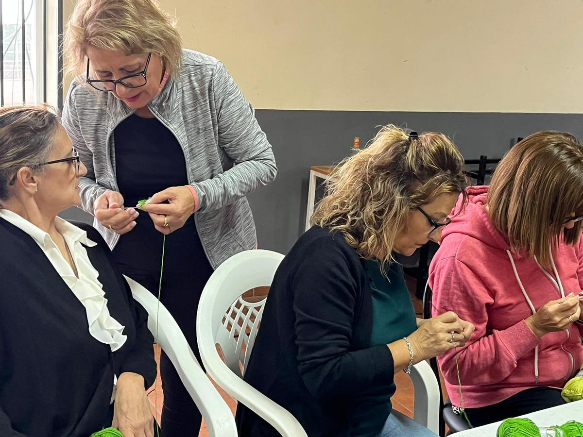 Mujeres de Castronuevo colaboran en la elaboración de los adornos