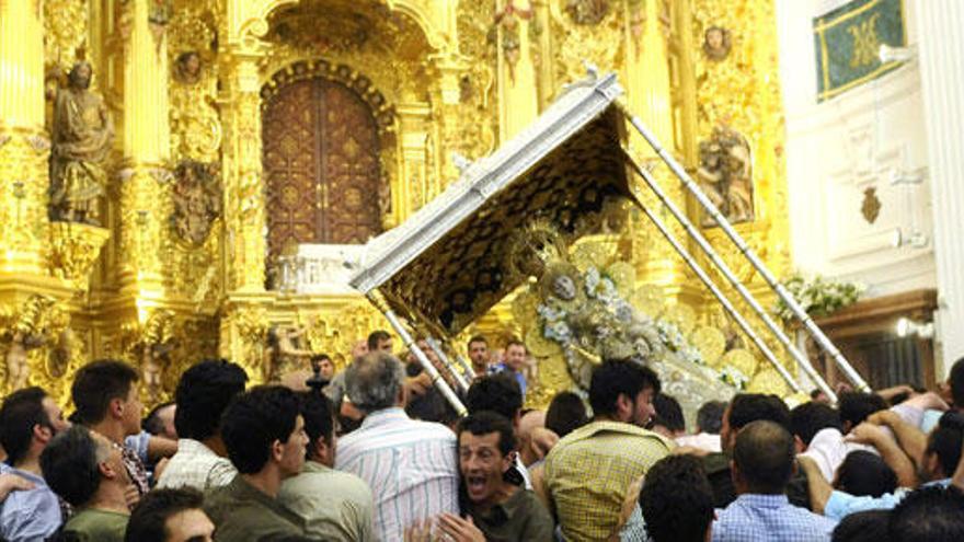 La Virgen del Rocío ya está en el Presbiterio del Santuario ¡¡¡