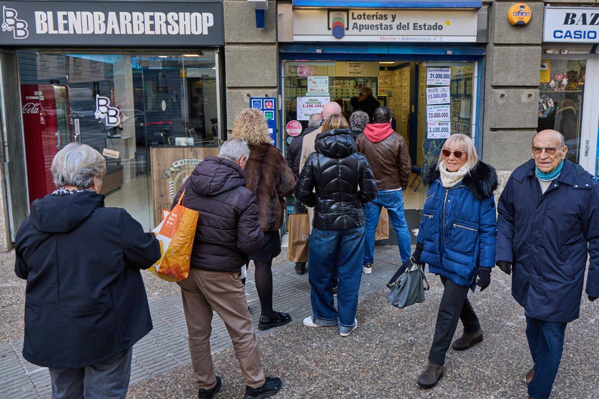 20260102Cues a l´admistració de lotería La Merche per conseguir un numero del NIÑO