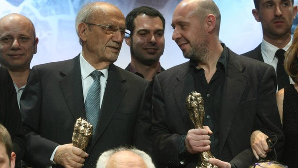 Los cineastas Pere Portabella (izquierda) y Jaume Balagueró, durante la foto de familia de los premiados con el Gaudí.