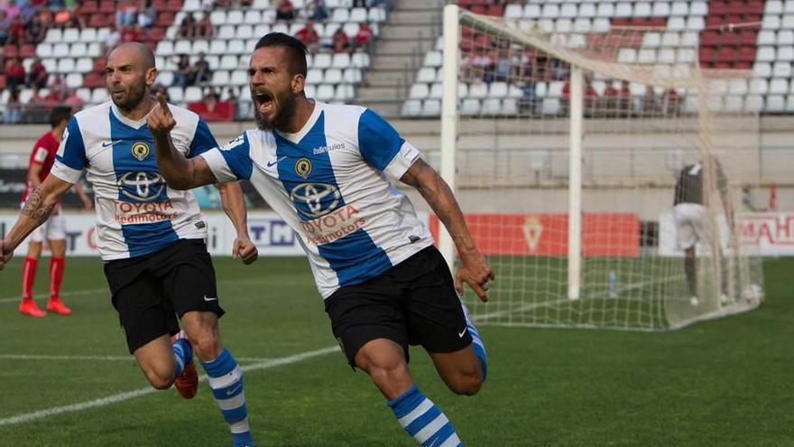 Fran González celebra un gol con la camiseta del Hércules.