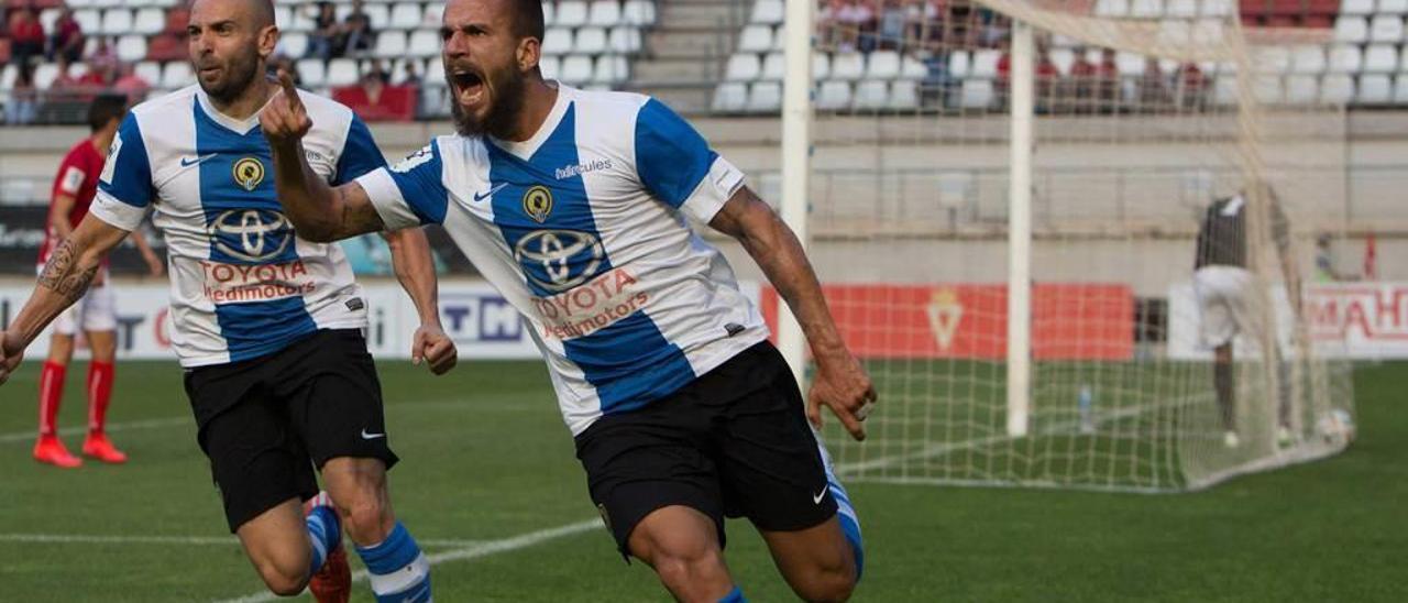 Fran González celebra un gol con la camiseta del Hércules.