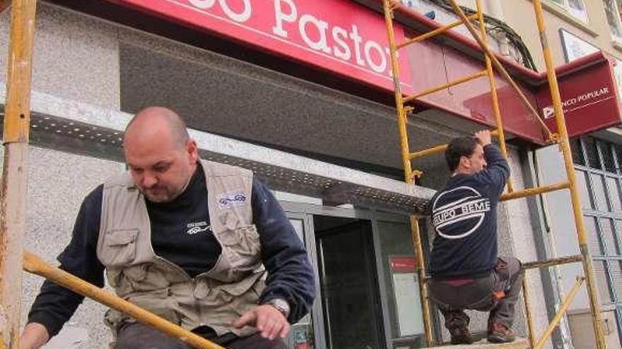 Retirada de carteles de una oficina del Pastor. // Europa Press