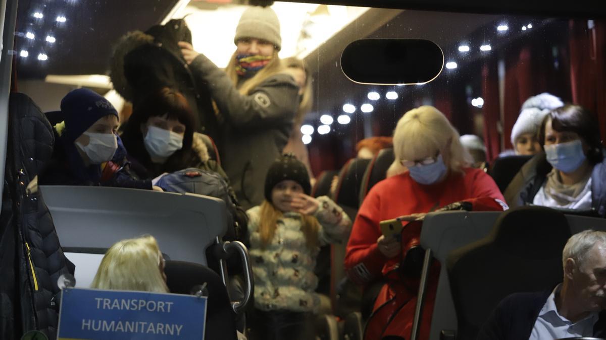 Una niña saluda desde un autobús que acaba de llegar desde Cracovia a Málaga.