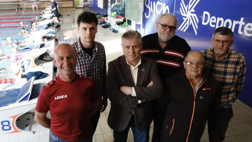 Por la izquierda, Gonzalo González, David Noriega, José Enrique Plaza, José Manuel Álvarez, Antonio Álvarez y Constantino Rodríguez, junto a una de las piscinas del Club Natación Santa Olaya.