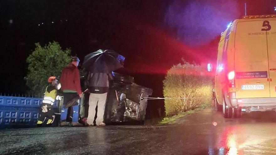 Dado de alta el conductor herido tras salirse de la vía y volcar con su coche en Cangas de Onís