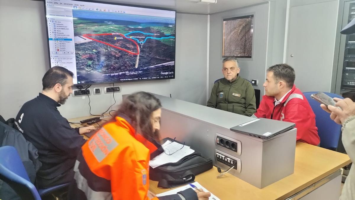 EN IMÁGENES: Buscan a un octogenario en la zona de Cudillero que cayó cuando fue a limpiar el monte