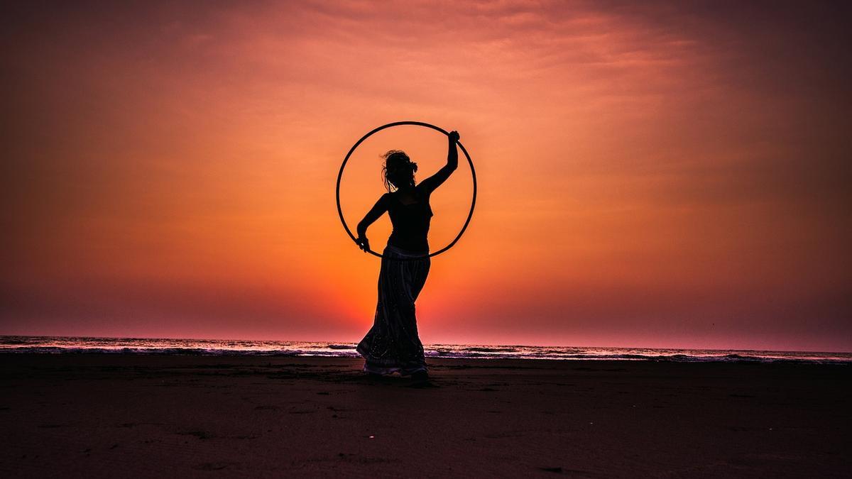 Bailar el hula hoop: el ejercicio ideal para perder barriga y afinar la cintura.