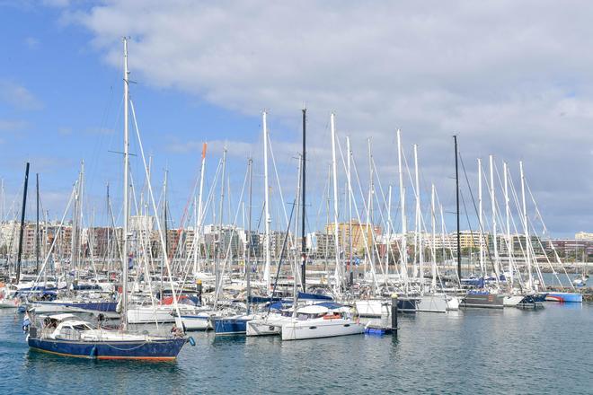 Ambiente en el Muelle Deportivo el día de la salida de la ARC Plus