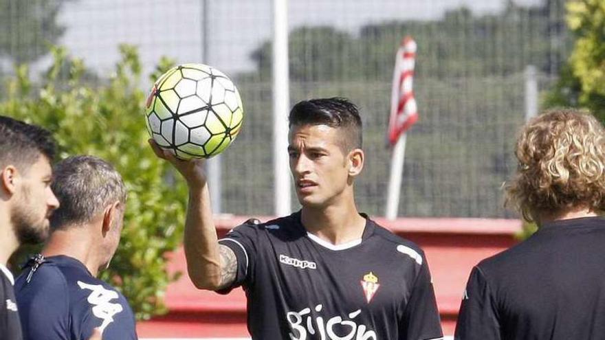 Luis Hernández, con el balón en alto, en el entrenamiento de ayer.