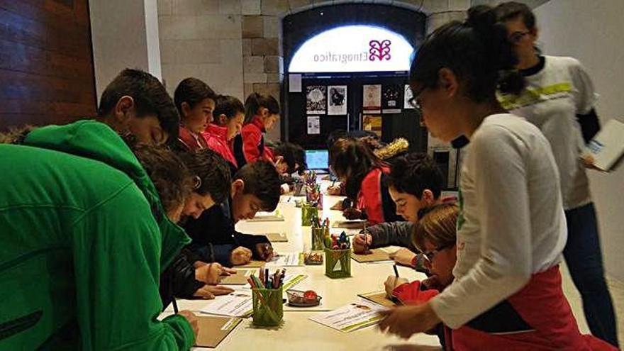 Los niños del colegio Divina Providencia confeccionan su propia vivienda con las estancias en una cartulina.