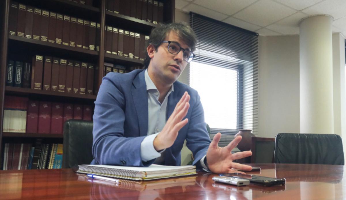 Pablo Hernández, presidente de la ZEC, en su despacho durante el transcurso de la entrevista.