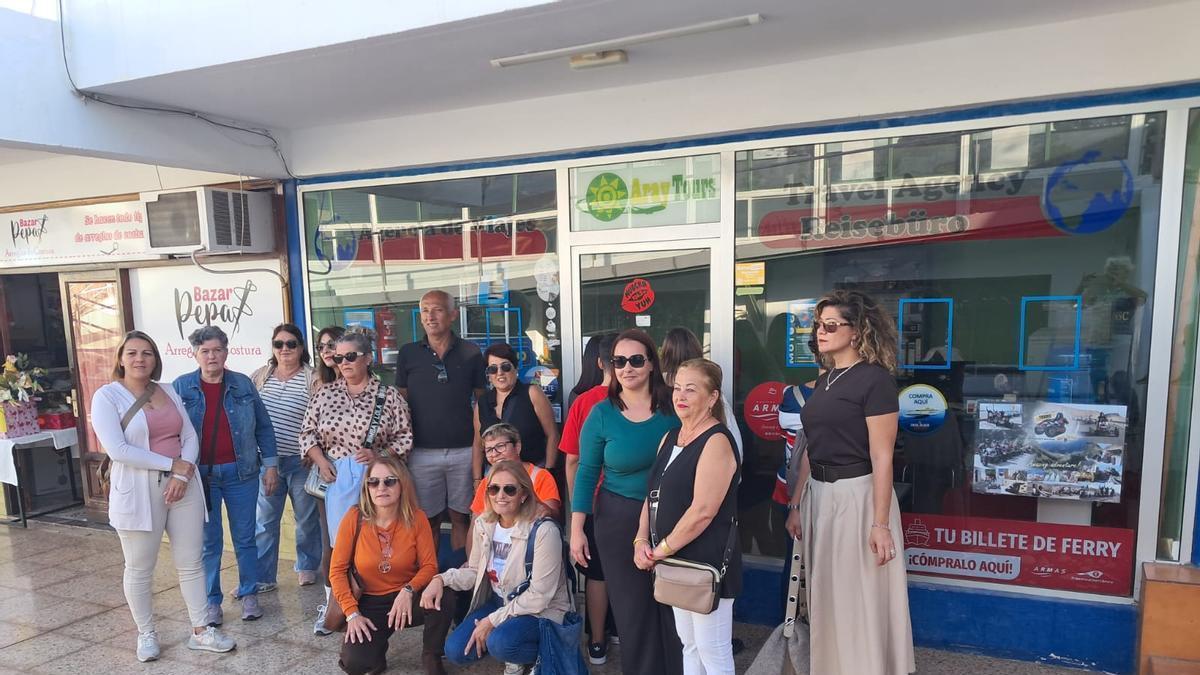 Grupo de afectadas por la presunta estafa en el viaje a los Indianos de La Palma en la sede de la agencia Aray Tours S.L., ubicada en el centro comercial de San Fernando.