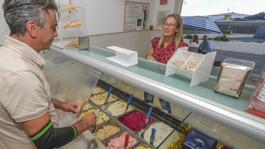 Pascuale Boccassini y Marzia Liso, en la heladería Neptuno. |
