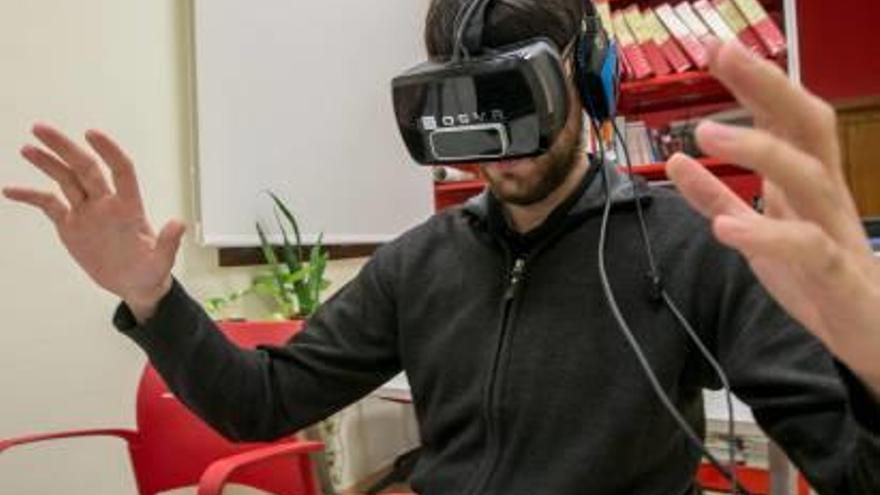 Uno de los organizadores con gafas de realidad virtual.