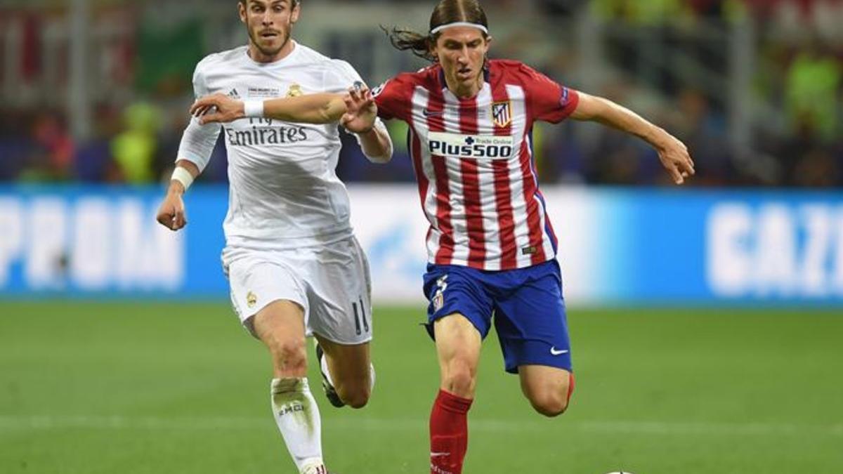 Filipe Luis tuvo que lidiar con Bale sobnre el césped de San Siro