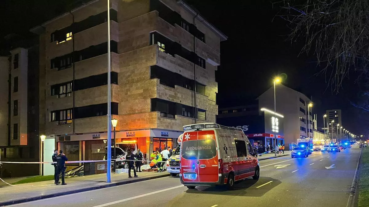 Brutal accidente de tráfico en Gijón con dos fallecidos: un gruista perdió el control de su vehículo y arrolló a otra persona
