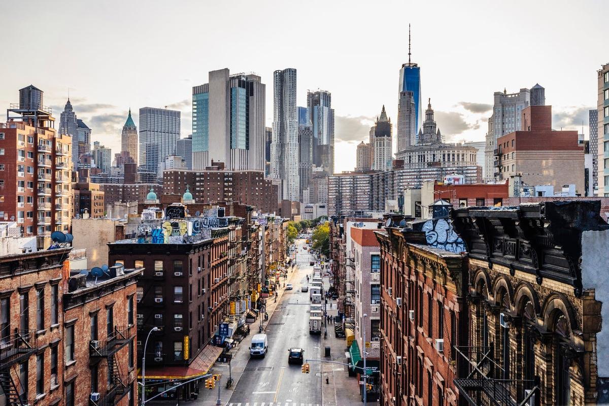 Vista de Manhattan desde el barrio chino con Wall Street al fondo