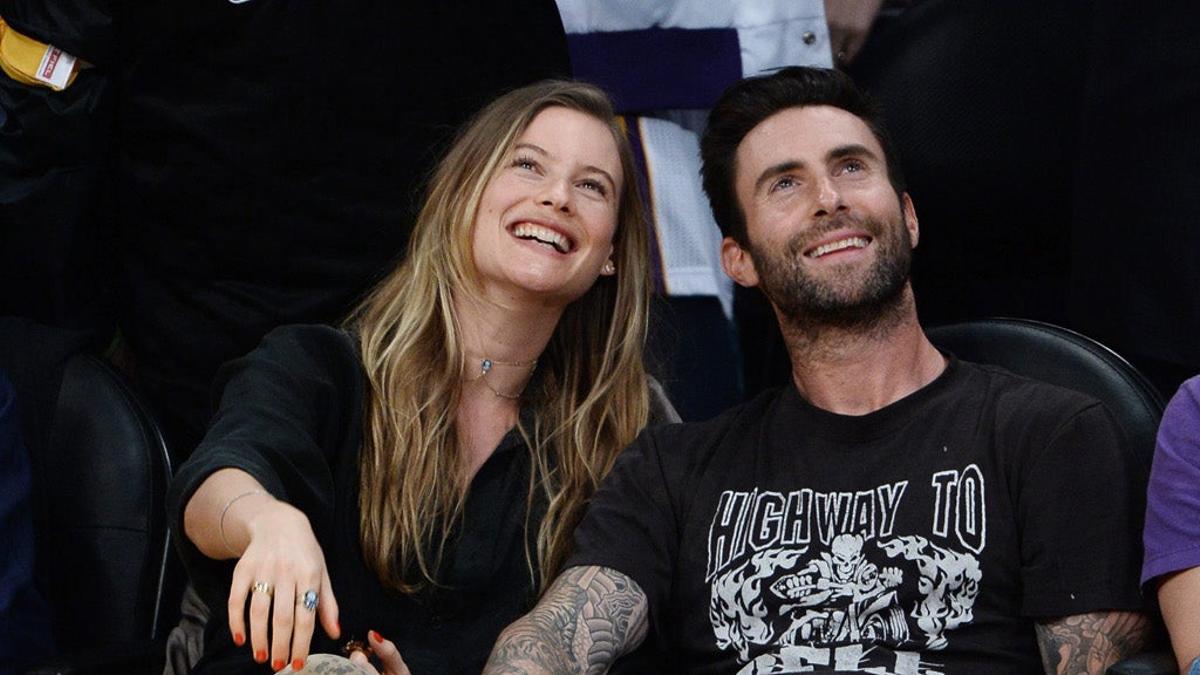 Adam Levine y Behati Prinsloo durante un partido