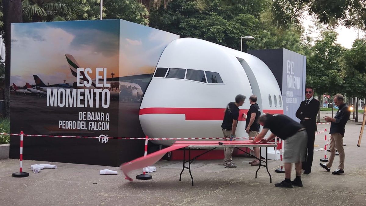 La cabina de avión que ha instalado el PP en Madrid antes del 23j: &quot;Es el momento de bajar a Pedro del Falcon&quot;.