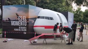 La cabina de avión que ha instalado el PP en Madrid antes del 23j: Es el momento de bajar a Pedro del Falcon.