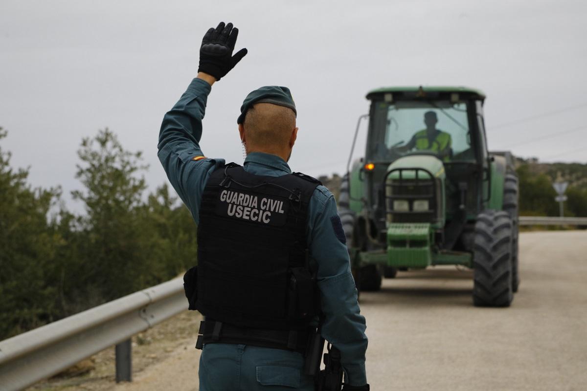 Un guardia civil da el alto a un tractor.