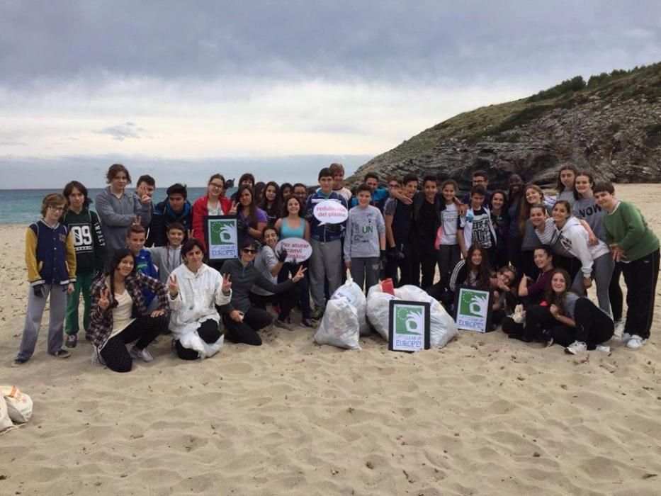 160 alumnos limpian las playas de Artà