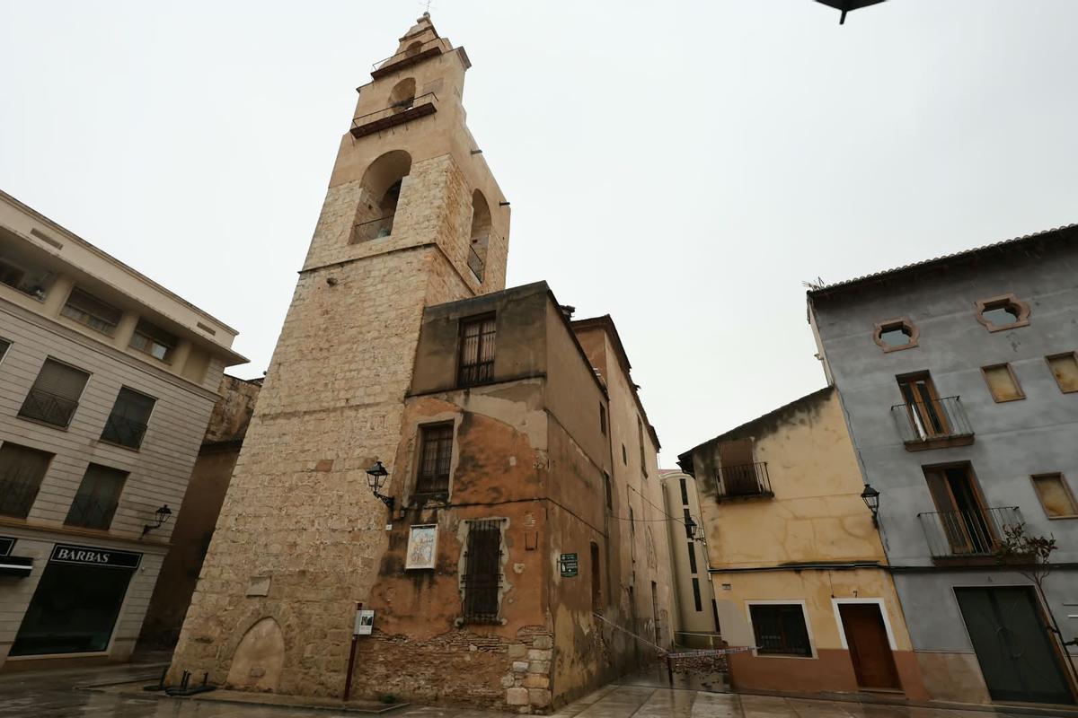 El campanario de Santa Catalina, de estilo gótico, está junto al tramo de la iglesia donde se ha desprendido parte del tejado.