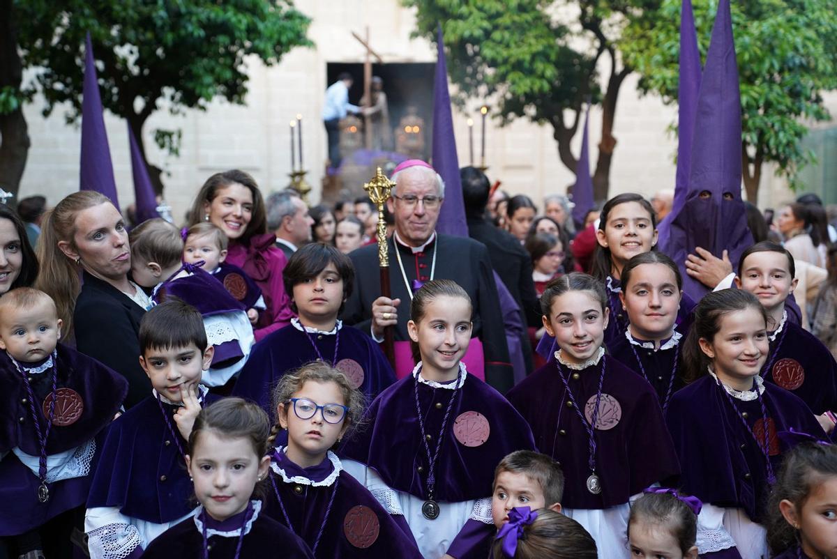 Procesión de El Cristo de la Corona por Sevilla. Procesión de El Cristo de la Corona por Sevilla.